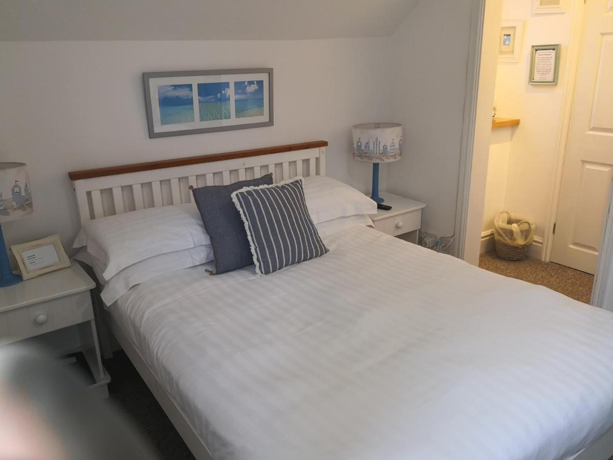 Sunset Guest House Hunstanton Eksteriør bilde A bedroom at the Old Ship Hotel