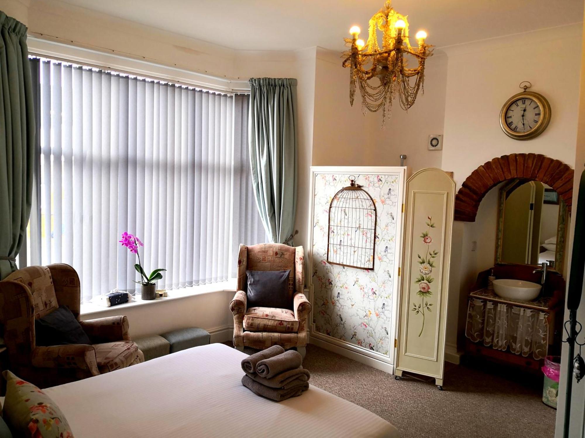 Sunset Guest House Hunstanton Eksteriør bilde A bedroom at the Old Vicarage