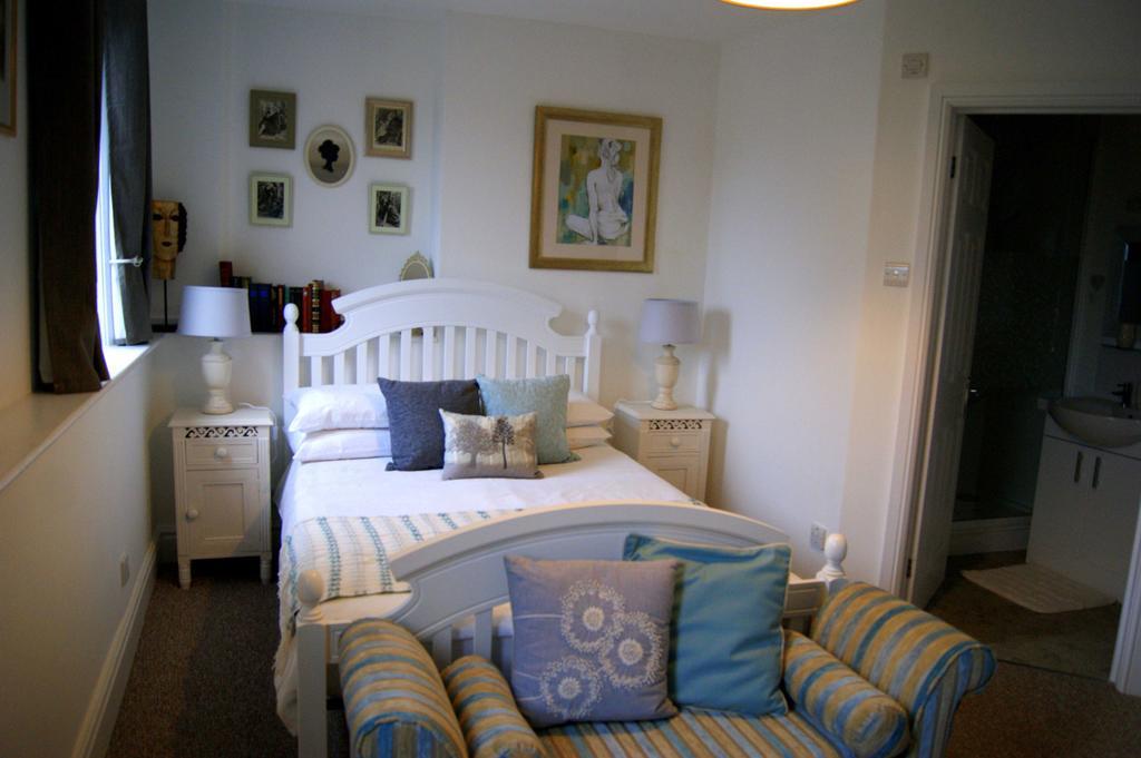 Sunset Guest House Hunstanton Eksteriør bilde A bedroom in a typical B&B