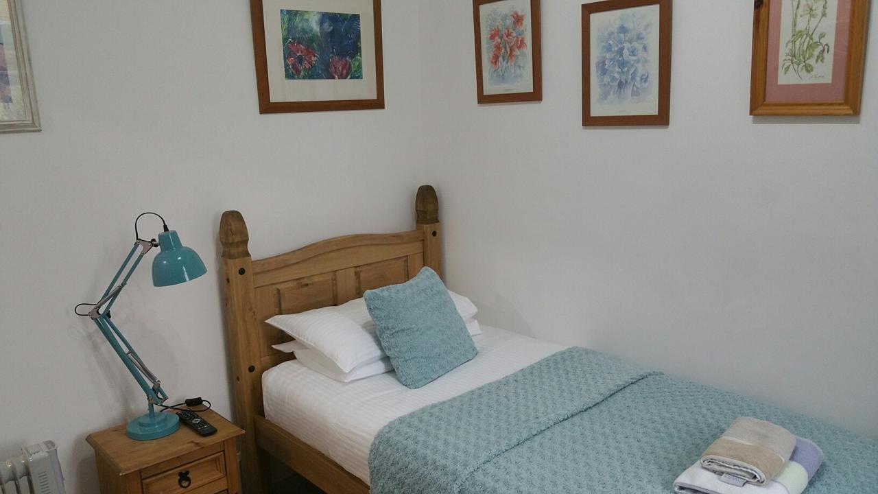 Sunset Guest House Hunstanton Eksteriør bilde A bedroom at the Old School House