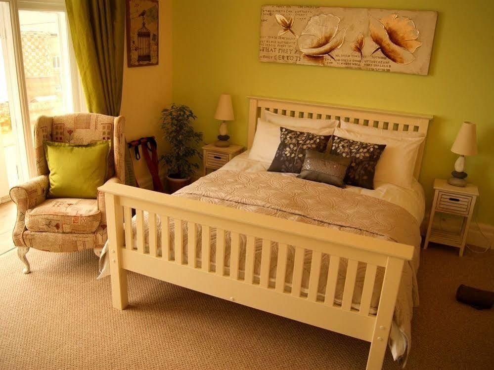 Sunset Guest House Hunstanton Eksteriør bilde A bedroom in a bed and breakfast in England