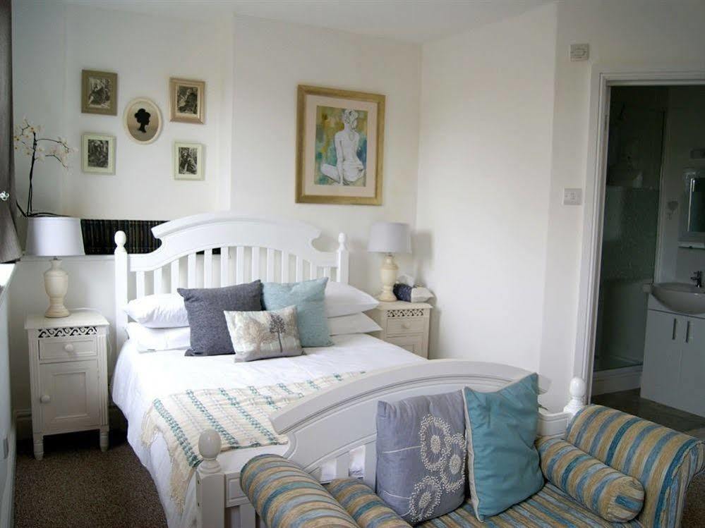 Sunset Guest House Hunstanton Eksteriør bilde A bedroom in a typical B&B